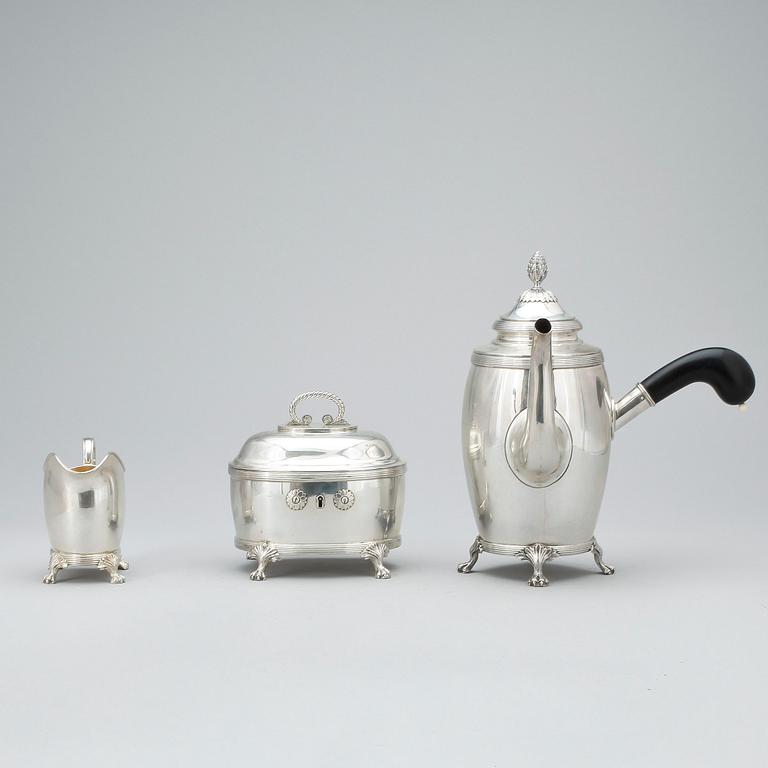 KAFFESERVIS, 3 delar, silver, empirestil, CG Hallberg, Stockholm 1910. Tot ca 1300 gram.