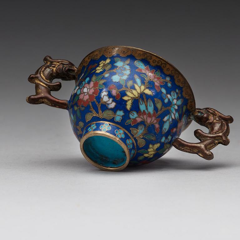 A cloisonné wine cup with handles, Qing dynasty, 19th Century.