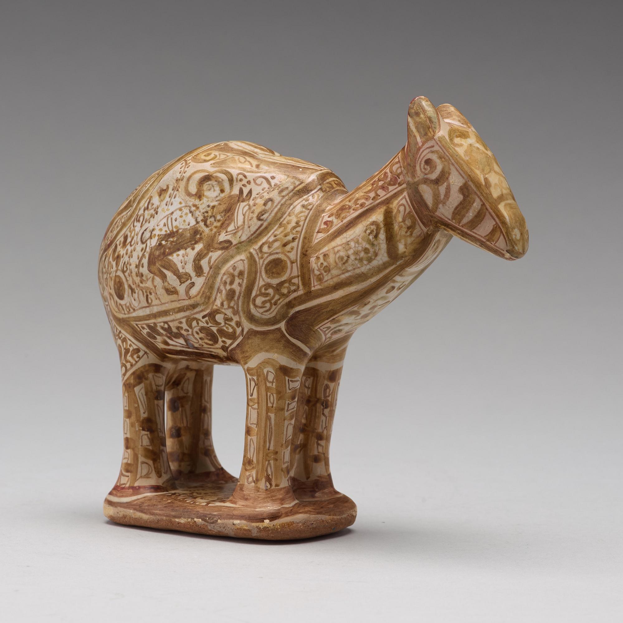FIGURIN, DROMEDAR, lergods med lysterdekor, höjd ca 17 cm, Persien/Iran 1100-1200-tal.