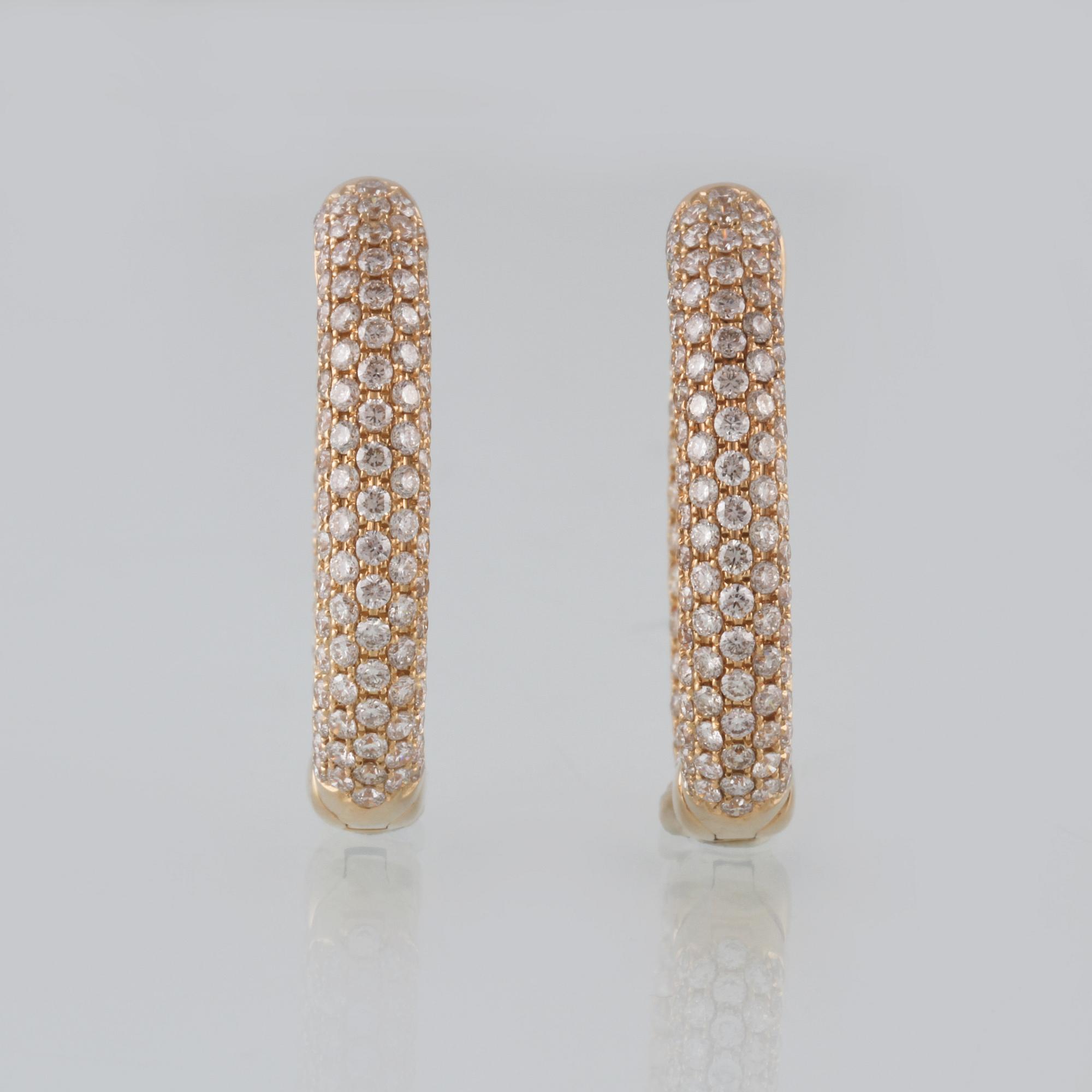 ÖRHÄNGEN, 18K guld med 300 briljantslipade diamanter 3.01 ct. Vikt 11,1 gram.