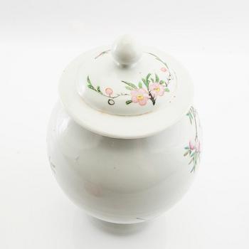 Lock urn China, 19th century porcelain.