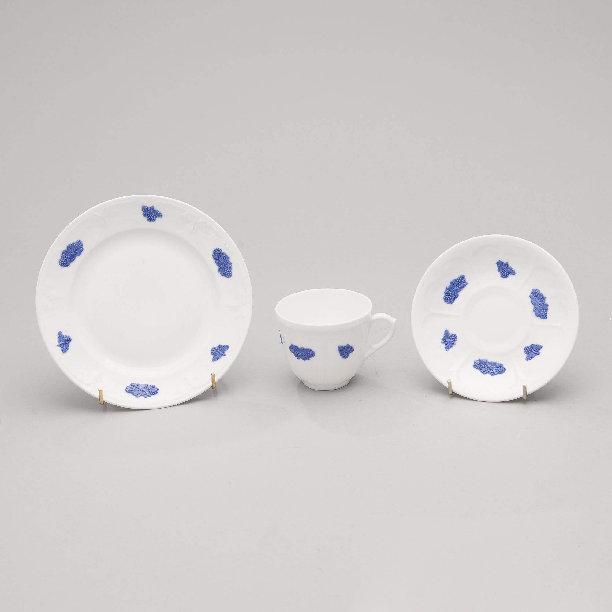 A 43-piece porcelain dinnerware set, "Blå blom", Gustavsberg.