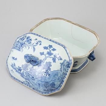 A Chinese export porcelain blue and white tureen and cover, Qianlong (1736-1795).