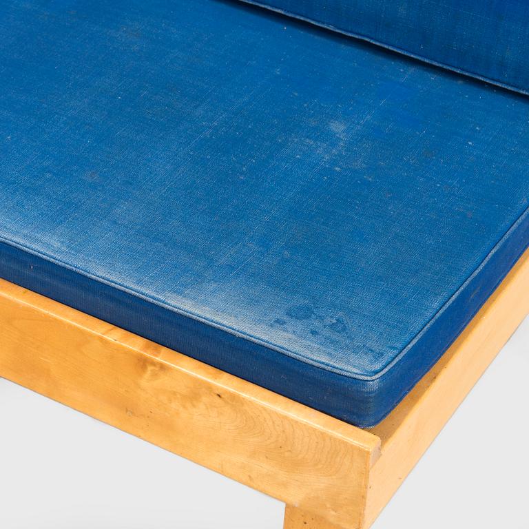 Soffbänk, modell E1295, design Arteks ritkontor, för O.Y Huonekalu-ja Rakennustyötehdas A.B. 1957.