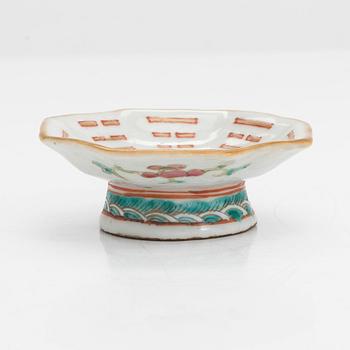 A footed porcelain dish, late Qing dynasty, China.