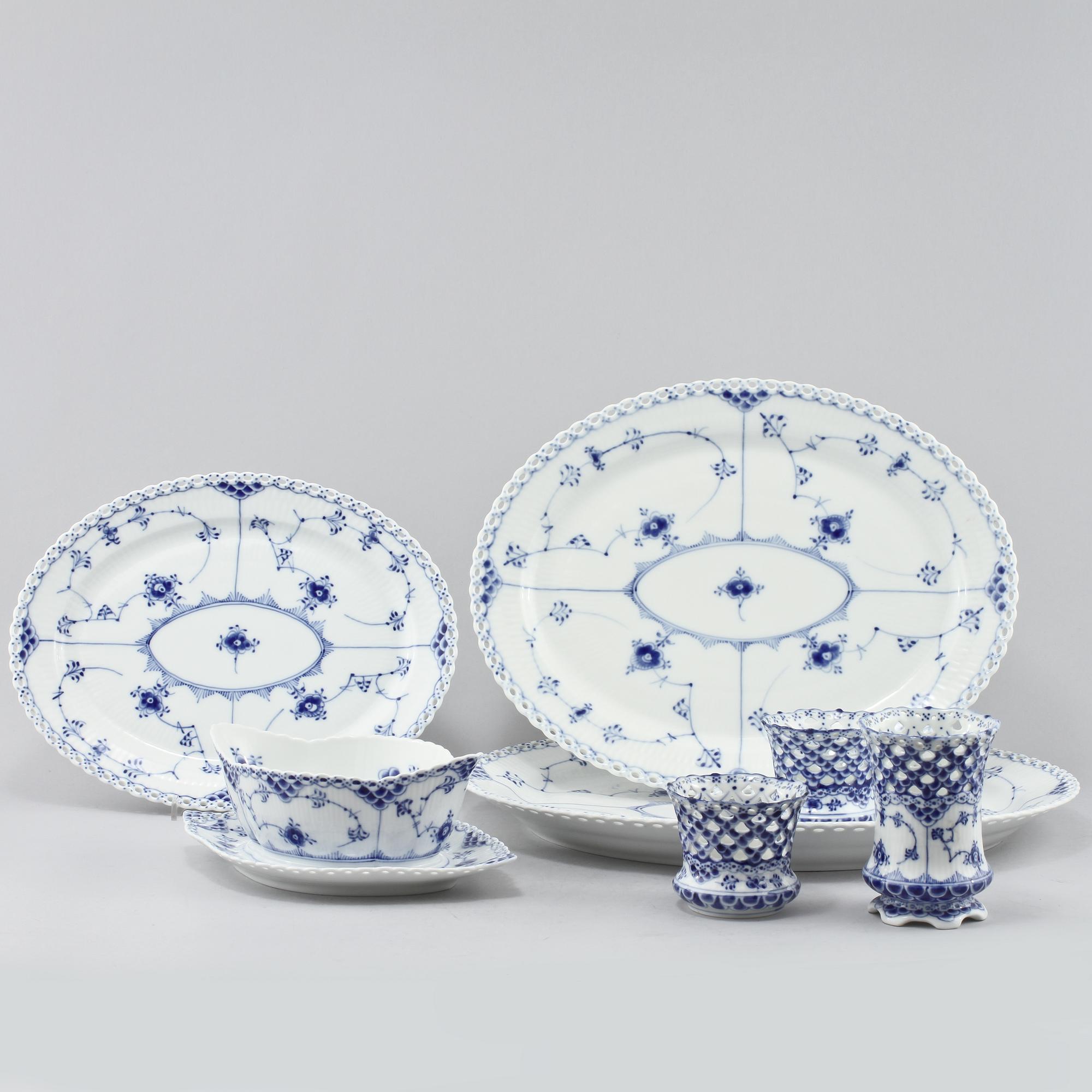 SERVISDELAR, 59 st, porslin, "Musselmalet", Royal Copenhagen, 1900-talets andra hälft.