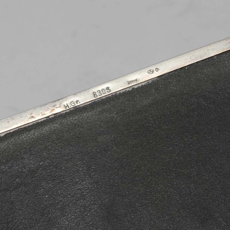 CIGARRSKRIN, silver, importstämplat, omkring 1900-talets mitt, total vikt 875 gram.