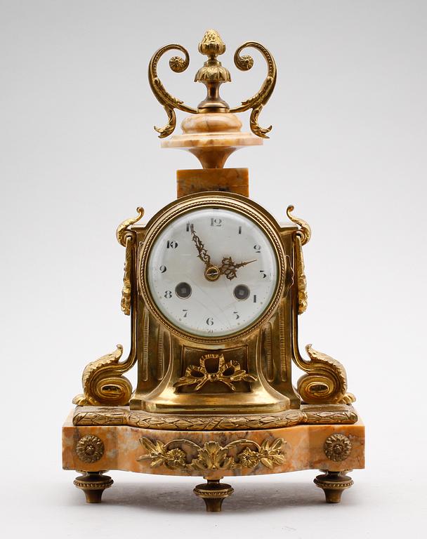 BORDSPENDYL, förgylld mässing och marmor, Frankrike, 1900-talets första hälft.