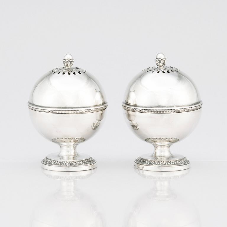 A pair of early 19th Century silver soap boxes, marks of Christian Andreas Jantzen, St Peterburg 1830.