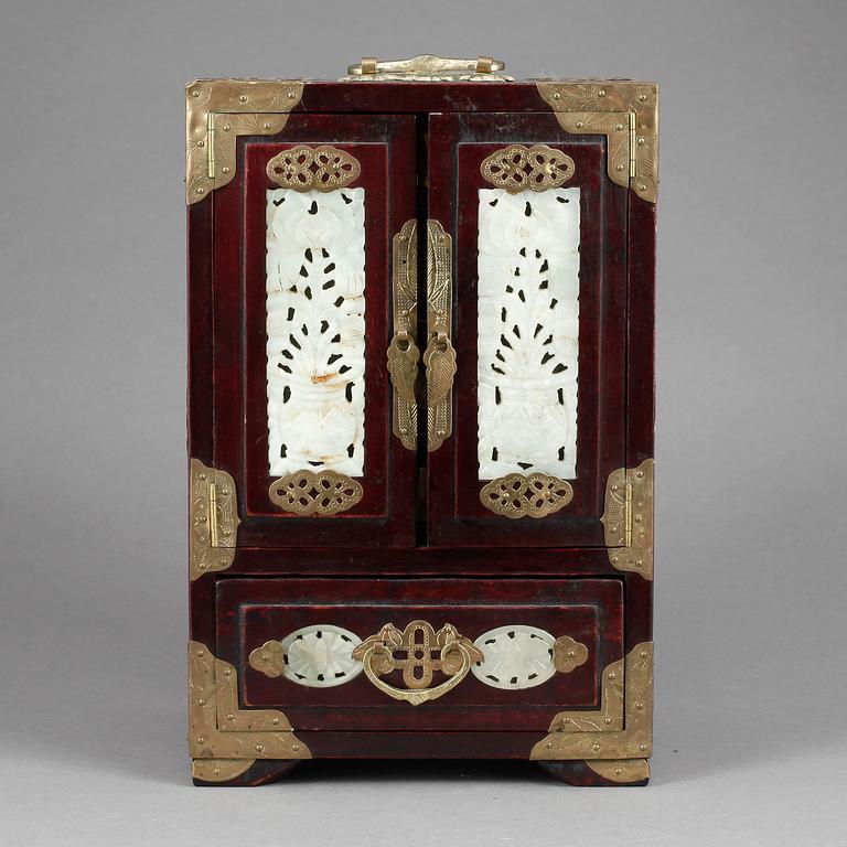 MINIATYRSKÅP, Kina, 1900-talets mitt.