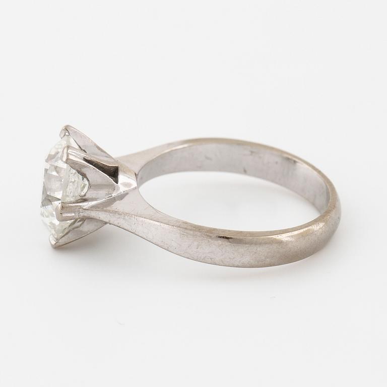 A brilliant cut diamond ring by Svante Schmidt, Hisings Backa, 1995.
