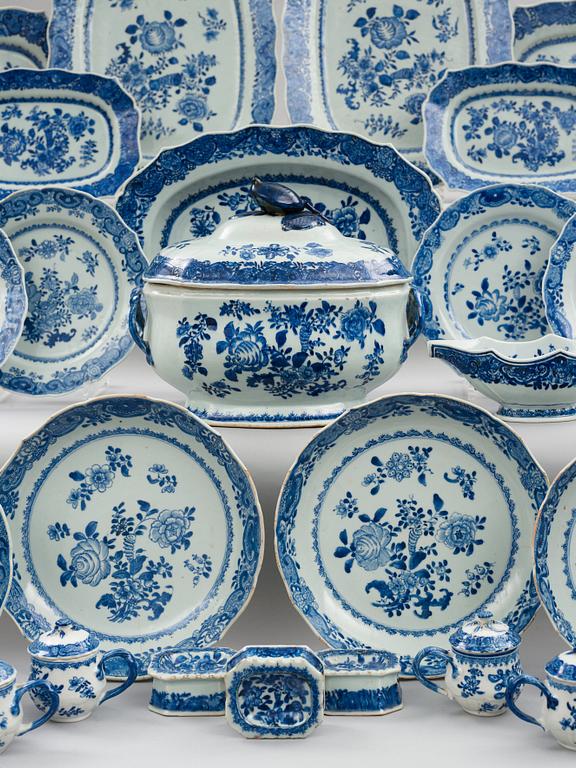 A blue and white dinner service, Qing dynasty, Qianlong (1736-95). (62 pieces).