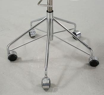 A "Måsen" office chair, designed by Arne Jacobsen for Fritz Hansen, made 2008.