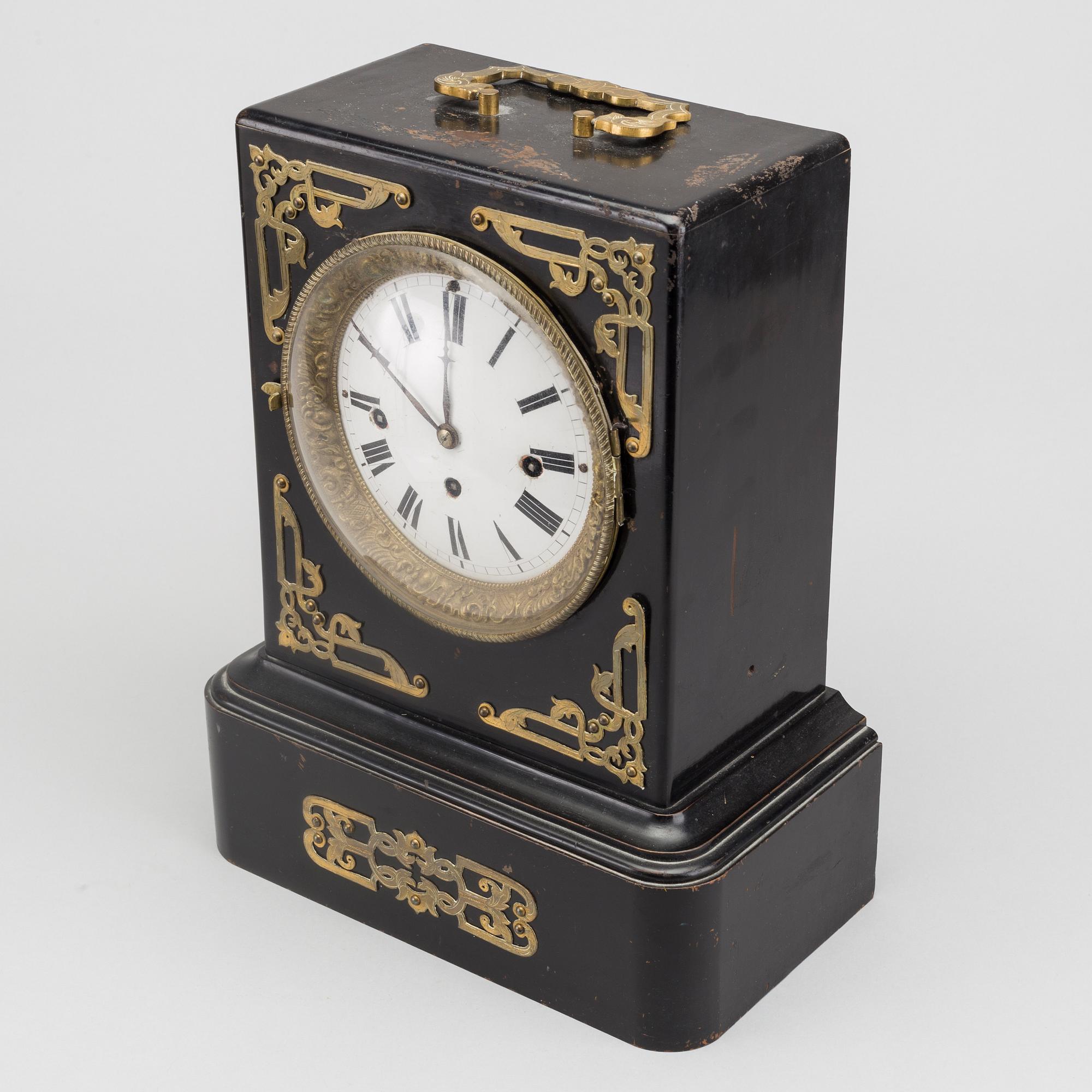 A MANTELPIECE CLOCK AROUND 1900.