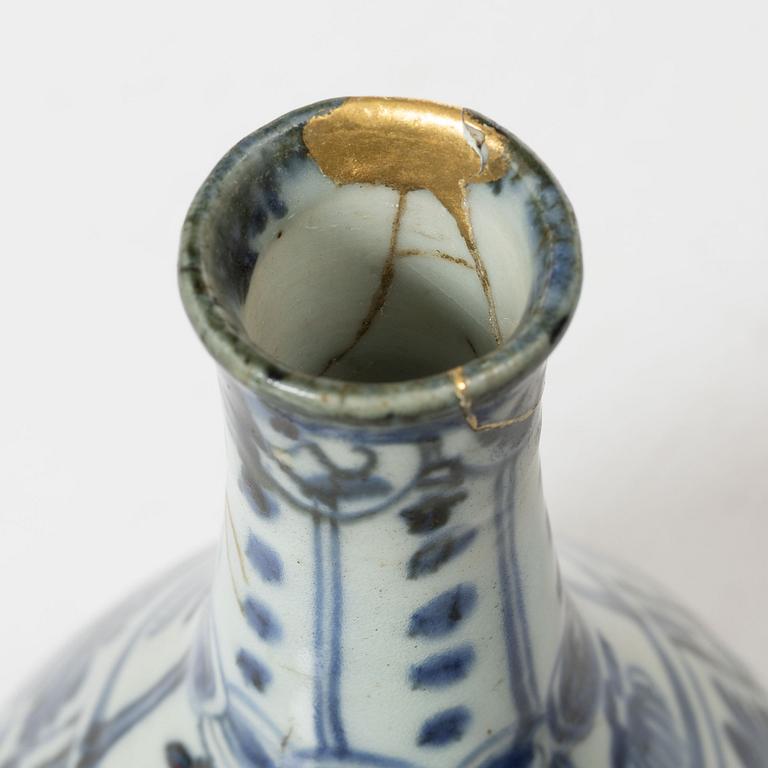 A blue and white kraak bottle, Ming dynasty, Wanli (1572-1620).