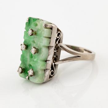 Ring, 18K white gold with a carved green stone and brilliant-cut diamonds.