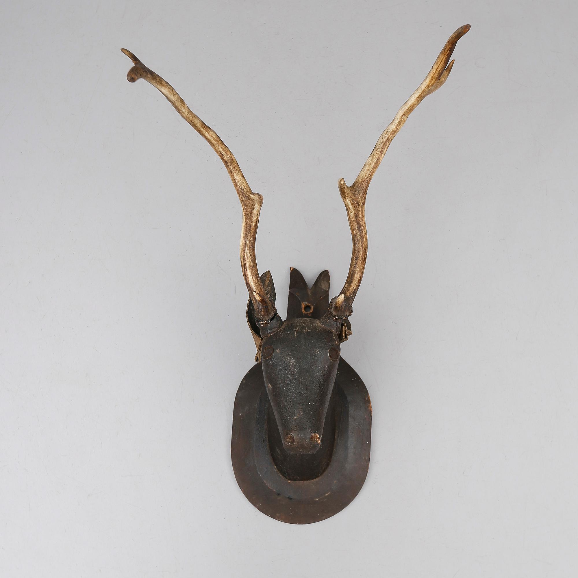 JAKTTROFÉ, målat trä, 1800-tal.