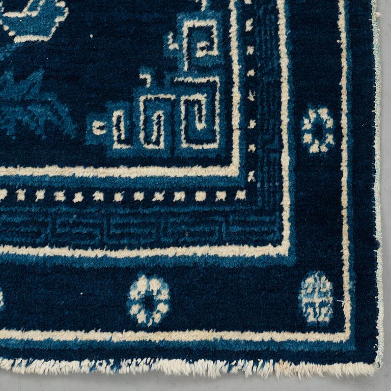 MATTA, semiantik Xinjiang (Sinkiang), Kina, ca 127 x 67-69 cm (samt ca 1 cm slätväv på en kortsida).