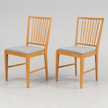 An oak dinner table and four chairs, 1950´/60´s.