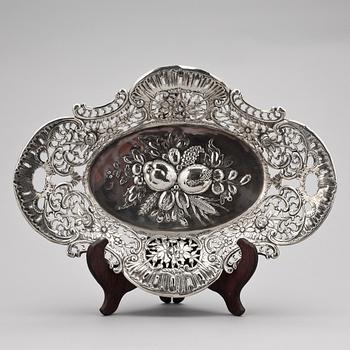 PRESENTER/UPPLÄGGNINGSFAT, silver, Tyskland, 1800/1900-tal. Totalvikt 956 gram.