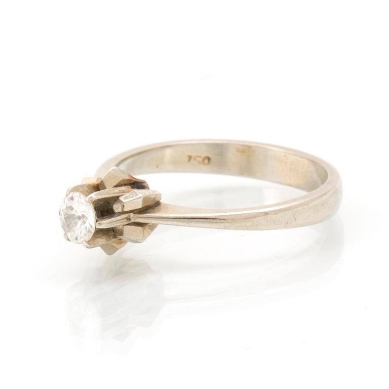 An 18K white gold and diamond ring, approx. 0.2 ct.