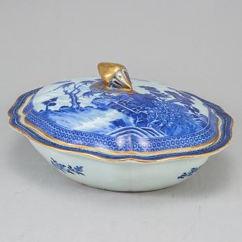 A blue and white vegetable tureen with cover, Qingdynasty, late 18th Century.