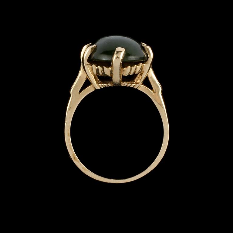 RING, 14k guld med cabochonslipad jade. Vikt 5 g.