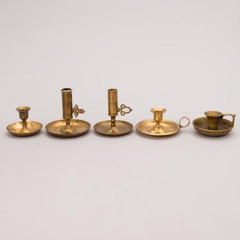 PARTI KANDELABRAR OCH LJUSSTAKAR, mässing, 1800/1900-tal.