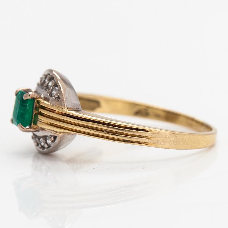 An 18K gold ring with diamonds ca. 0.10 ct in total and an emerald.