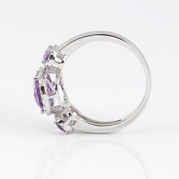 RING, 14k vitguld med tre ovalslipad ametist tot ca 2,03 ct omgivs av små åttkantslipade diamanter. Vikt 4,08 g.
