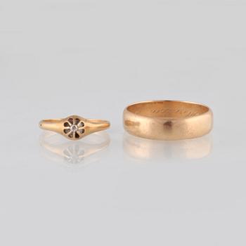 RINGAR, 2 st, 18K guld med en liten rosenslipad diamant. Vikt 9,0 gram.