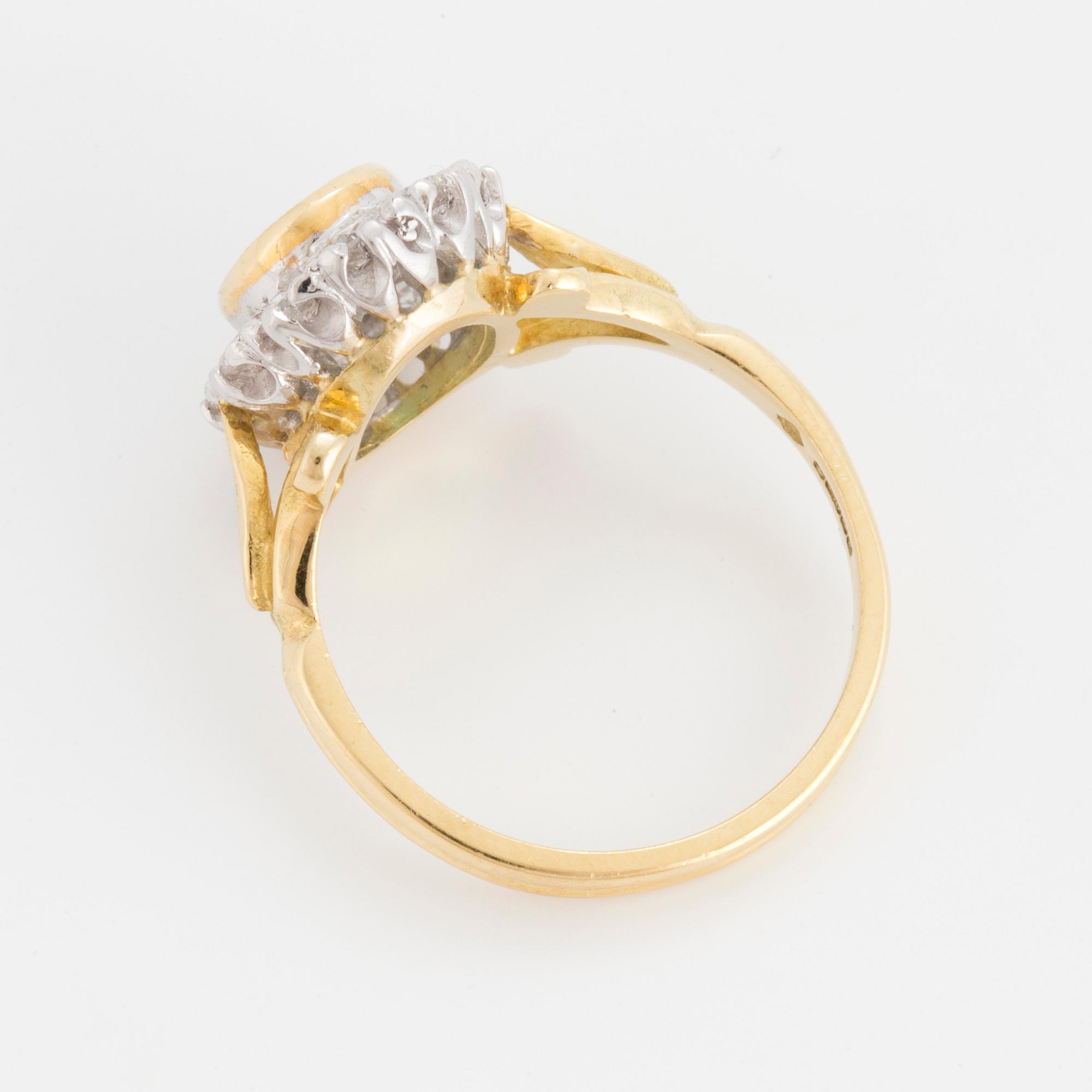 RING med smaragd och briljantslipade diamanter.