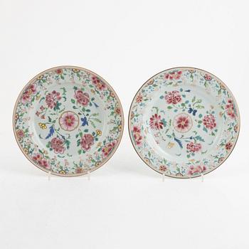 A pair of Chinese famille rose porcelain plates and a vase, Qing dynasty, 18th century.