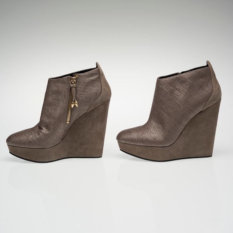SKOR, Pierre Balmain.