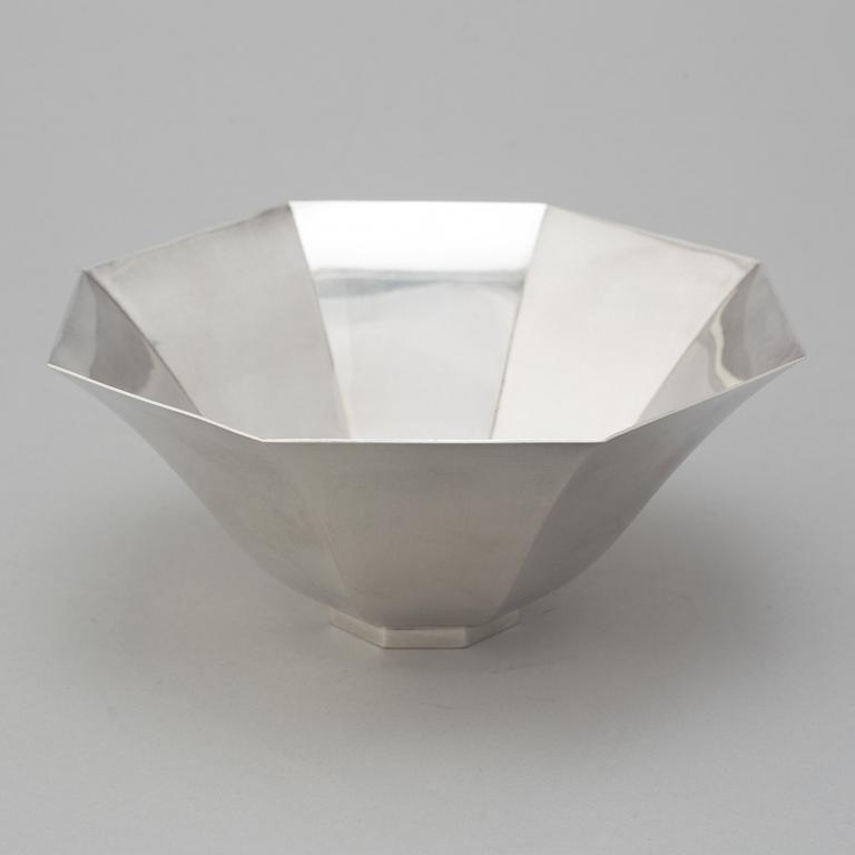 WIWEN NILSSON, an octogonal bellshaped sterling silver bowl, Lund Sweden 1948.