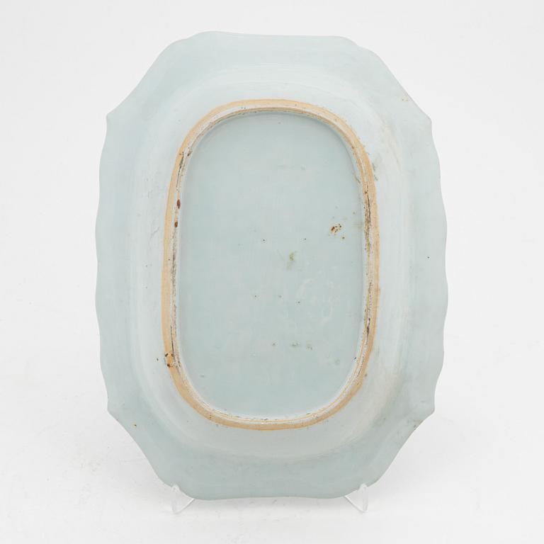 A Chinese porcelain blue and white charger, Qing Dynasty, Qianlong (1736-95).