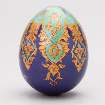 A 19TH CENTURY RUSSIAN PORCELAIN EASTER EGG.