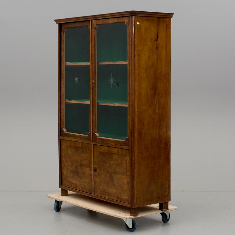 VITRINSKÅP, 1900-talets första hälft.