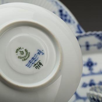 SERVISDELAR, 32 delar, porslin, "Musselmalet", Royal Copenhagen.
