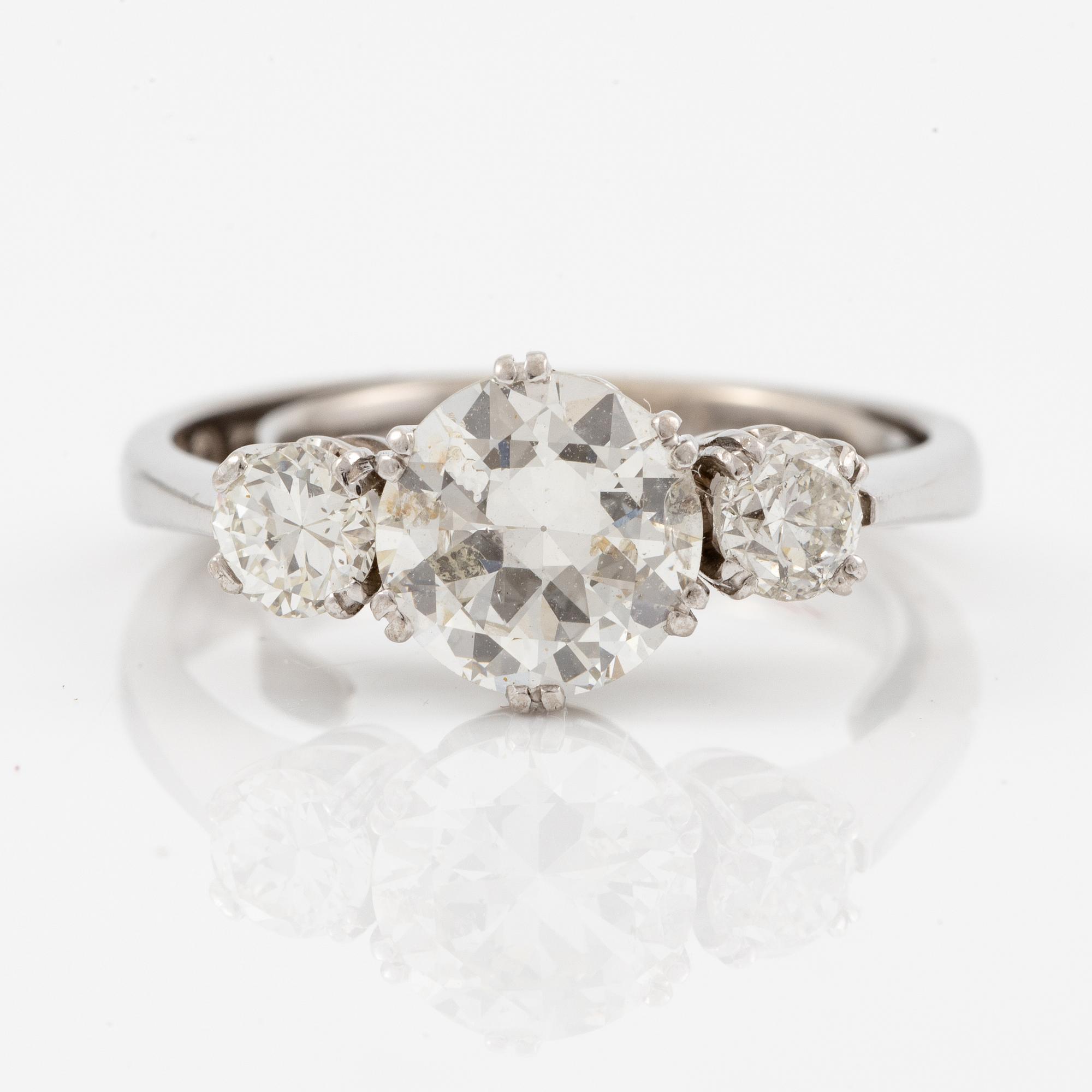 Ring, three-stone ring, 18K white gold with three brilliant-cut diamonds.