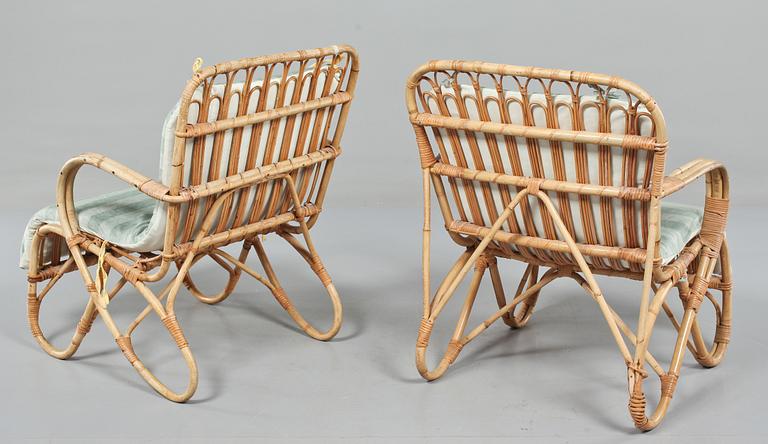 KORGFÅTÖLJER, ett par, 1900-tal.