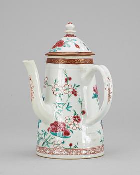 708. KAFFEKANNA, porslin, Qing dynastin, Qianlong (1735-95).