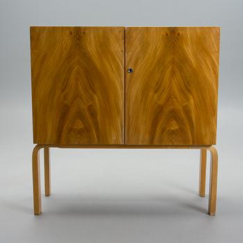 ALVAR AALTO, CABINET 810. Manufactured by Oy Huonekalu- ja Rakennustyötehdas Ab, Turku. 1940´s.