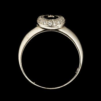 RING, 18k vitguld med fasettslipad blå safir samt små briljantslipade diamanter tot 0.34 ct. Engelbert. Vikt 7 g.