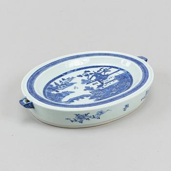 A blue and white hot water dish, Qing dynasty, 19th century.