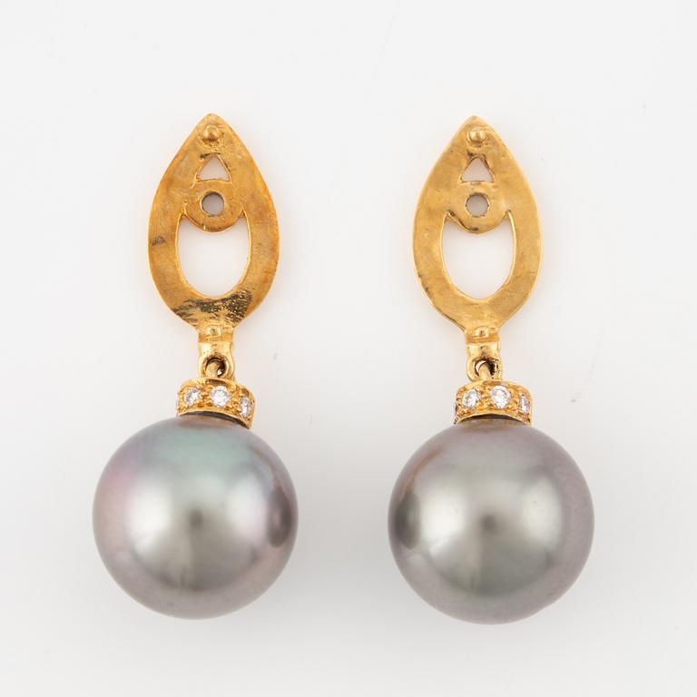 A pair of earrings in 18K gold with cultured pearls, yellow sapphires, and round brilliant-cut diamonds.