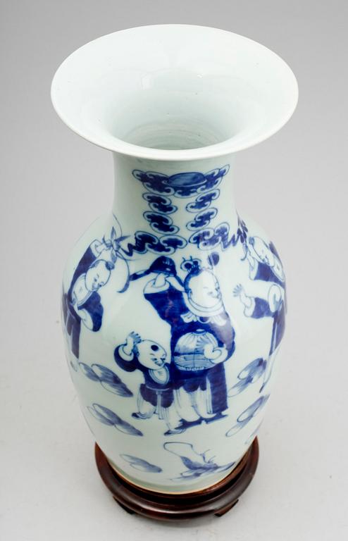 GOLVVAS, porslin, Kina, sannolikt 1900-tal.