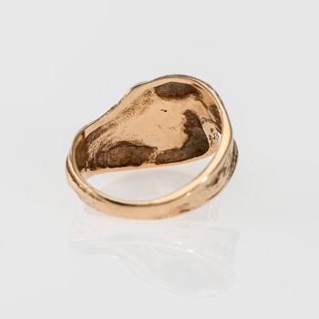 RING, 14K guld, pärla. Kultakeskus 1972. Vikt ca 7,0 g.