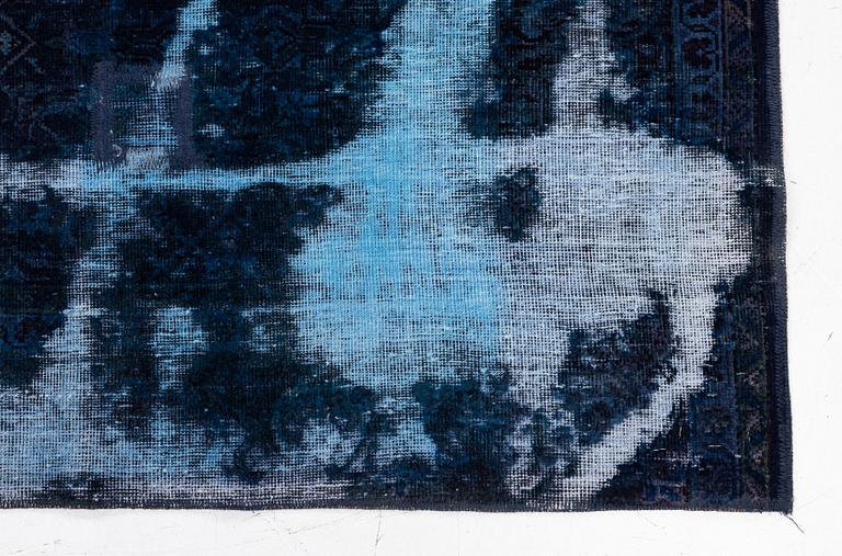 A Vintage Design carpet, approx. 306 x 229 cm, contemporary.