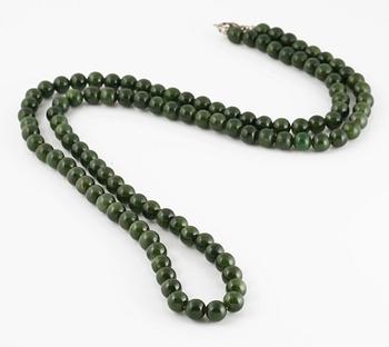 COLLIER, troligtvis nefrit, lås i silver.